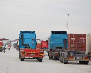 Λίγα πράγματα! Η είσοδος για τη νέα και σύγχρονη προβλήτα της Cosco. Η κίνηση είναι περιορισμένη. Η εικόνα δείχνει από μόνη της, την κατάσταση που επικρατεί στο λιμάνι…