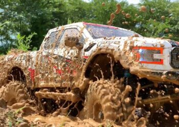 Αυτό είναι το πιο άγριο Ford F-150 Raptor που καταπίνει τα πάντα στο διάβα του! (video)