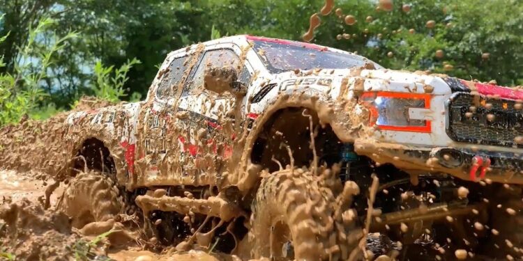 Αυτό είναι το πιο άγριο Ford F-150 Raptor που καταπίνει τα πάντα στο διάβα του! (video)