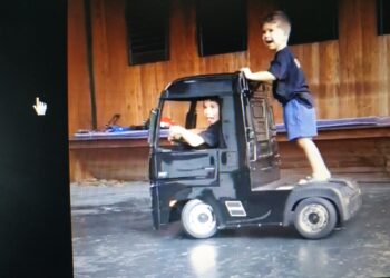 Ένας πιτσιρικάς κάνει drift με ένα Actros! (video)
