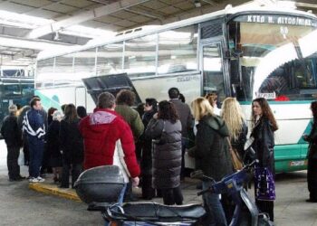 ΚΤΕΛ: Επικίνδυνο να μεταφέρουν τα παιδιά οι γονείς στα υπεραστικά στην αγκαλία τους!