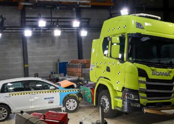 Crash test καινούργιου Scania με Golf! (video)