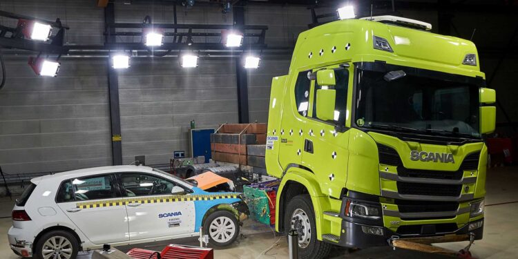 Crash test καινούργιου Scania με Golf! (video)