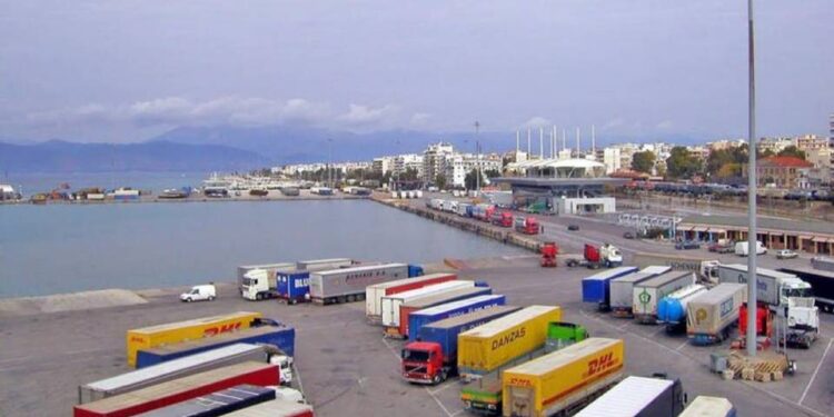 Αναμονές Δ.Χ.Φ. διεθνών μεταφορών στον λιμένα Πατρών λόγω τεστ COVID-19 στους επαγγελματίες οδηγούς