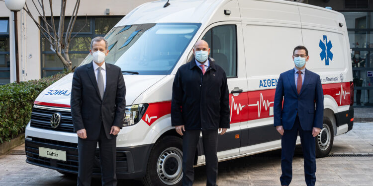 Δωρεά ενός ασθενοφόρου Volkswagen Crafter από την Kosmocar στο Ε.Κ.Α.Β.