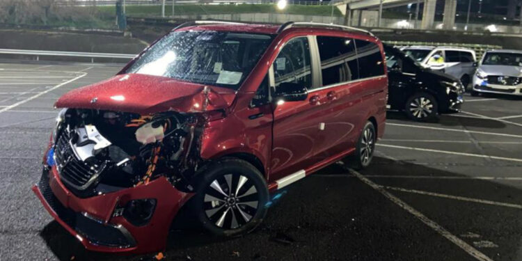 Υπάλληλος της Mercedes έμαθε ότι απολύθηκε και τα έκανε…λαμπόγιαλο!
