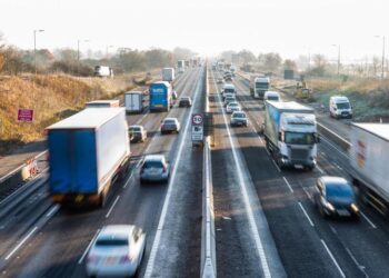 Σαράβαλα παραμένουν τα φορτηγά στην Ελλάδα, μεσόκοπα τα λεωφορεία, “τέλος εποχής” για τα βαν!
