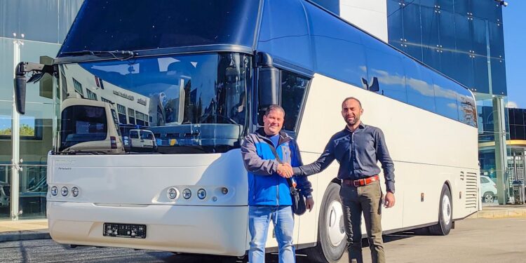 Παράδοση ενός μεταχειρισμένου Neoplan Cityliner 2004 από τον Όμιλο Παπαδάκη σε ΚΤΕΛ