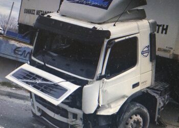 Σοβαρό τροχαίο με νταλίκα στον Κηφισό, καβάλησε την μπαριέρα στο ύψος της Ιεράς Οδού
