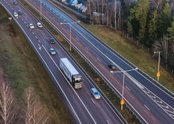 Προσοχή, περνάει Scania που πάει μόνο του! (video)