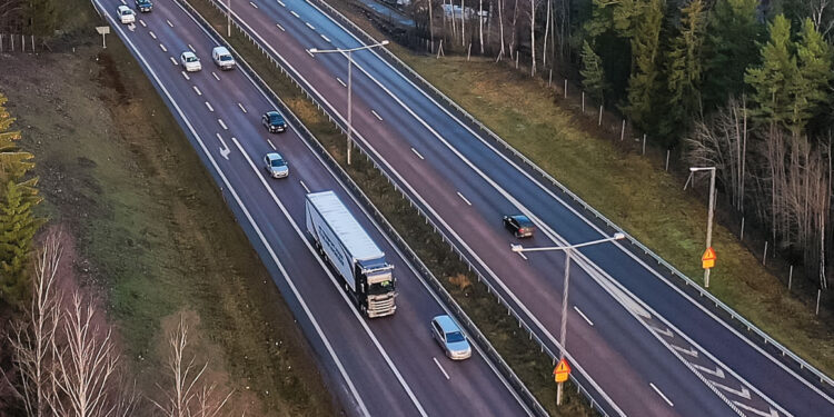 Προσοχή, περνάει Scania που πάει μόνο του! (video)