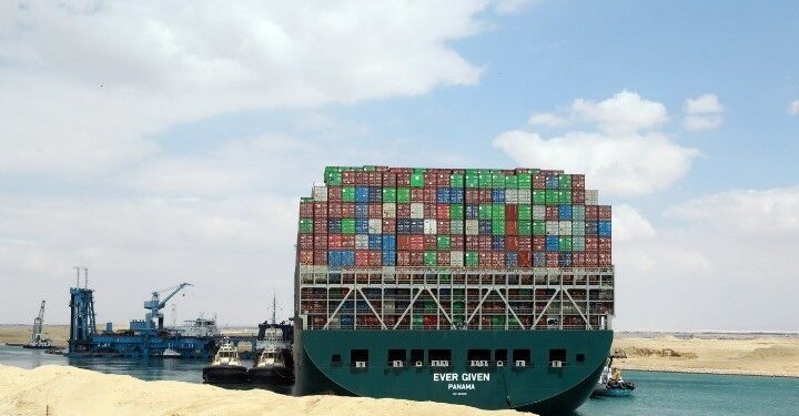 Aποκολλήθηκε το Ever Given, που είχε …φρακάρει την διώρυγα του Σουέζ