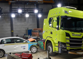 Το εντυπωσιακό κρας τεστ του ηλεκτρικού SCANIA με ΙΧ! (+video)