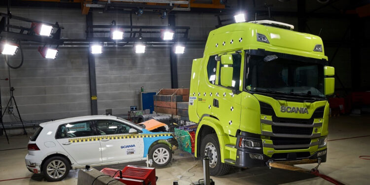 Το εντυπωσιακό κρας τεστ του ηλεκτρικού SCANIA με ΙΧ! (+video)