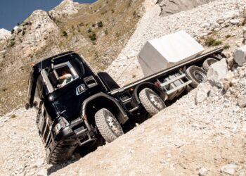 Πως οδηγείς ένα Scania 8X8 με 24 τόνους, σε μαρμαράδικο στην Ιταλία! (+video)