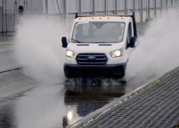Όταν …ταλαιπωρείς το νέο Ford E-Transit για το καλό των πελατών (+video)