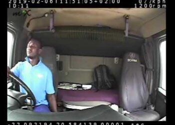 Οδηγός φορτηγού κοιμήθηκε και τράκαρε! (video)