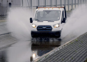 Τα «βασανιστήρια» του ηλεκτρικού Ford E-Transit (video)
