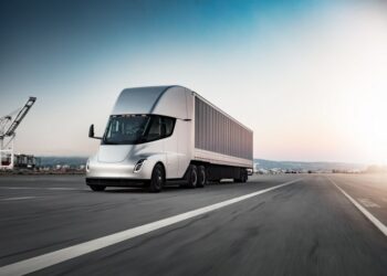 Πάλι τα ίδια με την Tesla! – Ανακοινώνει ότι βάζει στην παραγωγή το ηλεκτρικό της φορτηγό