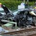 Τρένο πάτησε αυτοκίνητο και ο οδηγός την γλίτωσε την τελευταία στιγμή (video)