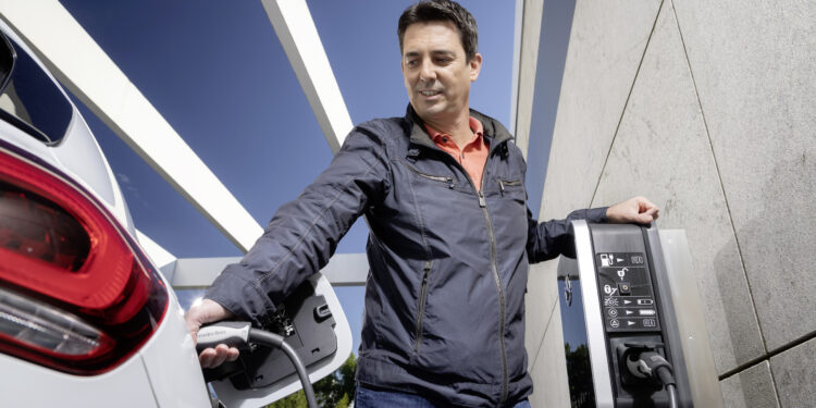 Οι όροι και οι προυποθέσεις για την λειτουργία συνεργείων για τα ηλεκτρικά αυτοκίνητα