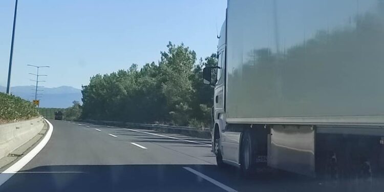Μεγάλη κίνηση φορτηγών στην Εθνική, λόγω συσσωρευμένων δρομολογίων, προσοχή στον καπνό!