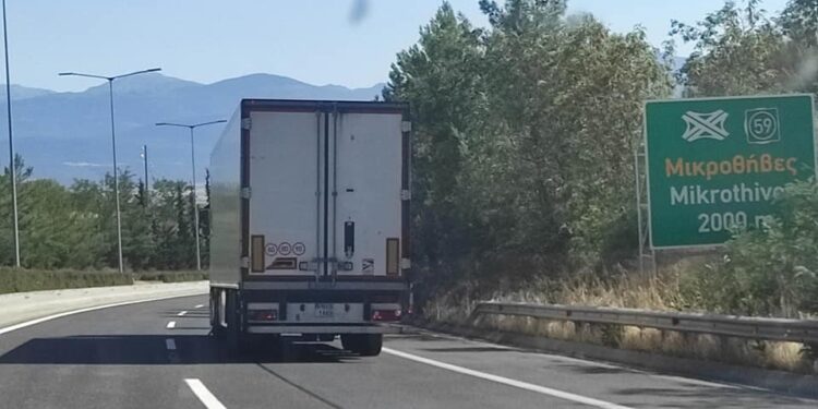 Μεγάλη κίνηση φορτηγών στην Εθνική, λόγω συσσωρευμένων δρομολογίων, προσοχή στον καπνό!