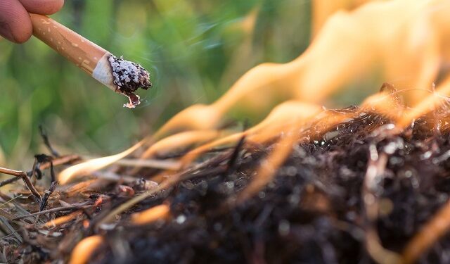 Πετάτε το τσιγάρο έξω από το παράθυρο; Εκτός από εγκληματικό έχει και βαρύ πρόστιμο