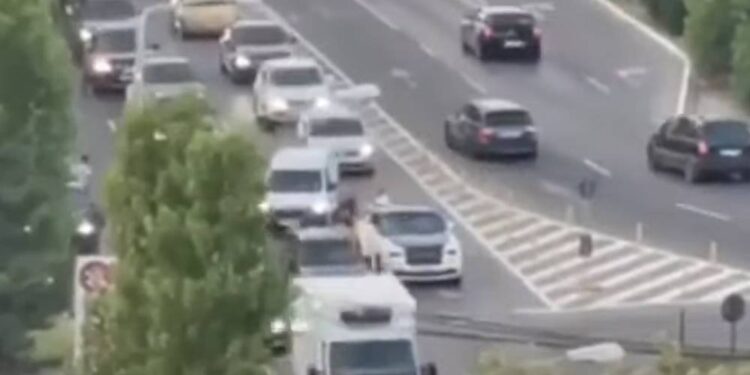 Μποτιλιάρισμα σε δρόμο επειδή μια Rolls – Royce έμεινε από βενζίνη (video)