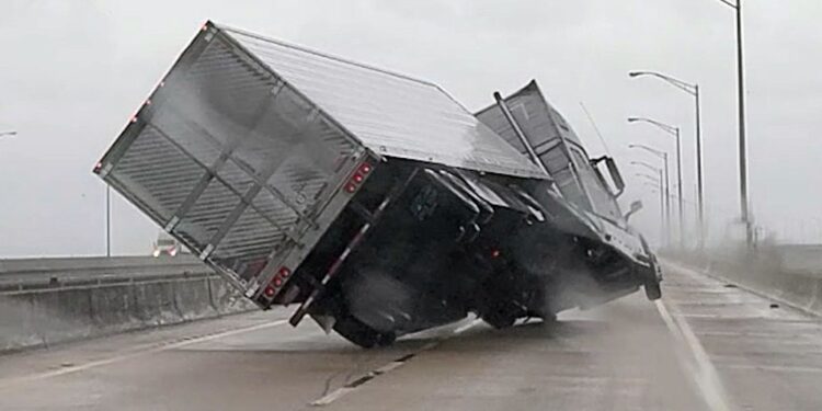 Τυφώνας …απογειώνει νταλίκα και ο οδηγός γίνεται “πιλότος”! (video)