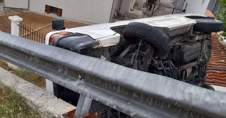 Φορτηγάκι προσγειώθηκε σε στέγη σπιτιού στην Καβάλα