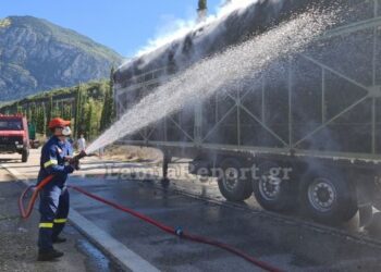 Λαμπάδιασε νταλίκα με βαμβάκι στη Λαμία και σκόρπιζε παντού καύτρες