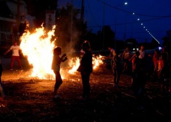 Έκτακτο: Ρομά έχουν κλείσει την Λεωφόρο Νάτο, προβλήματα στην μετακίνηση φορτηγών