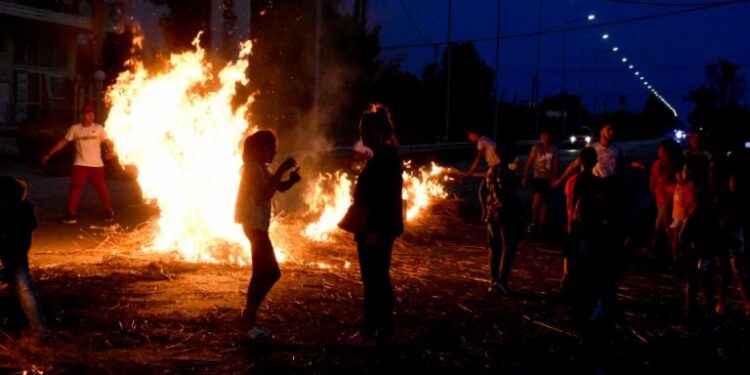 Έκτακτο: Ρομά έχουν κλείσει την Λεωφόρο Νάτο, προβλήματα στην μετακίνηση φορτηγών