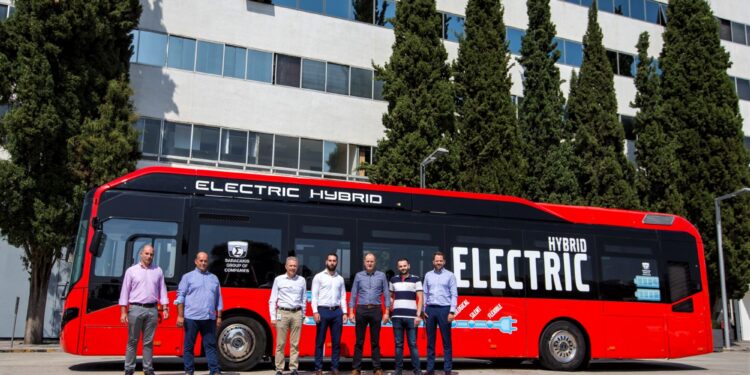 Όμιλος Επιχειρήσεων Σαρακάκη: Στους δρόμους το πρώτο υβριδικό λεωφορείο Volvo 7900 Full Hybrid