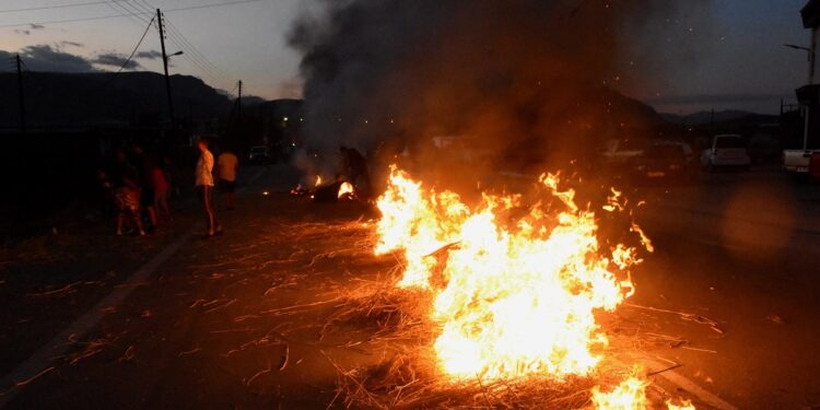 Aσπρόπυργος: Σε ποιο σημείο είναι κλειστή η Αττική Οδός, λόγω των Ρομά που έχουν καταλάβει τον δρόμο