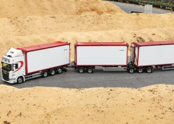 Συρμό 34 μέτρων με βάρος 98 τόνους και Scania δεν συναντάς εύκολα! (VIDEO)