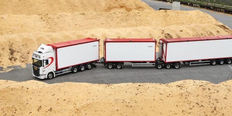 Συρμό 34 μέτρων με βάρος 98 τόνους και Scania δεν συναντάς εύκολα! (VIDEO)