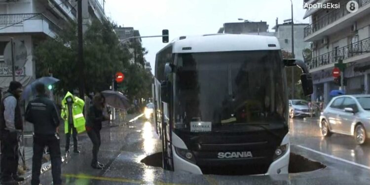 Πως κατάπιε ο δρόμος το λεωφορείο στην Καλαμαριά!