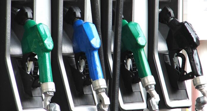 Τέλος τα αυτοκίνητα βενζίνης και ντίζελ στην Ελλάδα από το 2030 (video)