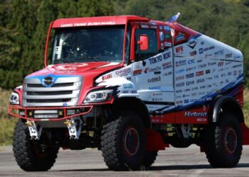 Ποιο είναι το Hino φορτηγό που θα τρέξει στο Ντακάρ (video)