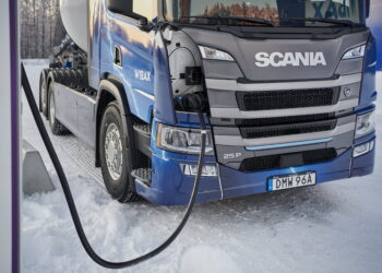 Το πρώτο φορτηγό της SCANIA 64 τόνων μπήκε στην πρίζα!