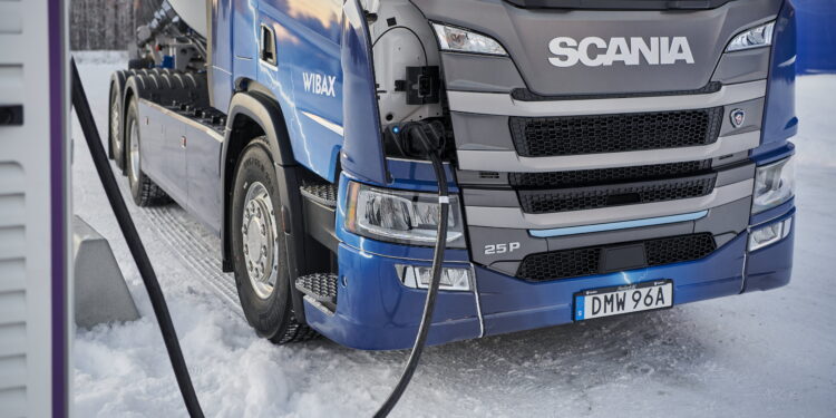 Το πρώτο φορτηγό της SCANIA 64 τόνων μπήκε στην πρίζα!