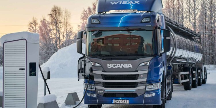 Το πρώτο φορτηγό της SCANIA 64 τόνων μπήκε στην πρίζα!