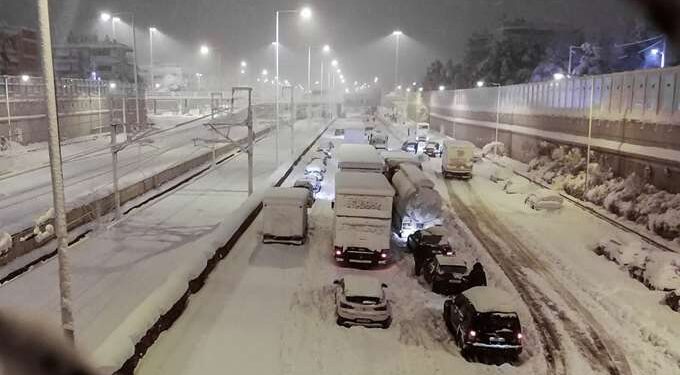 Παραμένει κλειστή η Αττική Οδός, επειδή, έχει ακόμη …παρκαρισμένα αυτοκίνητα!