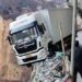 Νταλίκα κρέμεται στο χείλος του γκρεμού – δεν πιστεύουν στα μάτια τους όσοι το είδαν από κοντά!