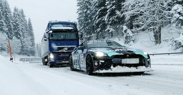 Ένα Nissan GT-R ρυμουλκεί μια νταλίκα μέσα στο χιόνι (+video)