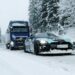Ένα Nissan GT-R ρυμουλκεί μια νταλίκα μέσα στο χιόνι (+video)