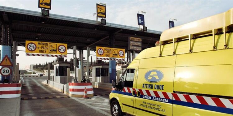 Απίστευτο! Αυτοκίνητο της Αττικής Οδού κινείται ανάποδα ( +video)