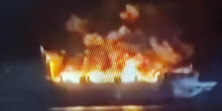 Συγκλονιστική η πρώτη εικόνα από το πλοίο της GRIMALDI που καίγεται